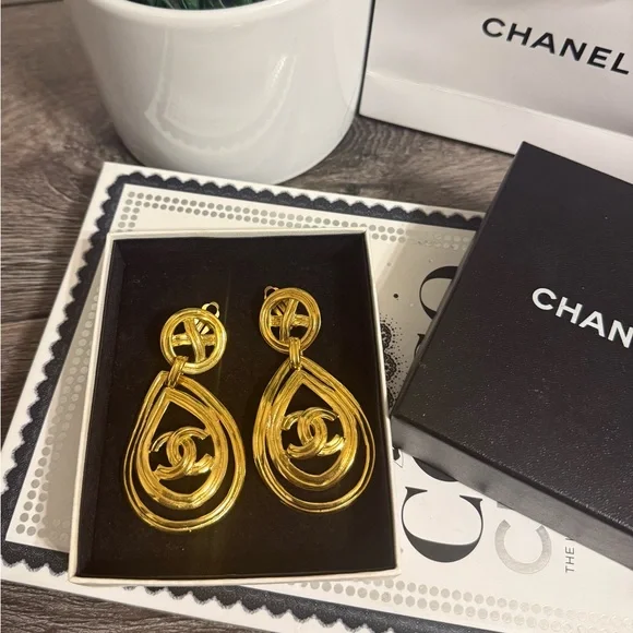 Beautiful CHANEL Vintage Elegant Gold CCStatement Drop Clip On Earrings
